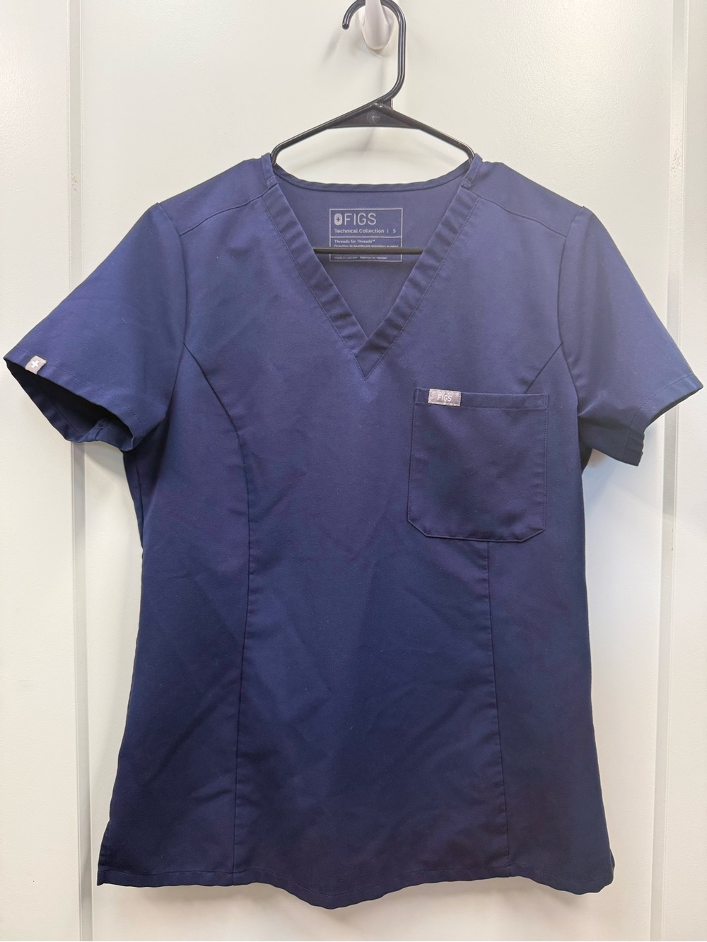 Figs Catarina V-Neck‎ Pocket Scrub Medical Top Navy Blue Small
